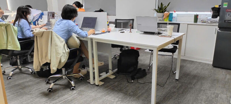 Giao bàn làm việc chân sắt ở quận 7