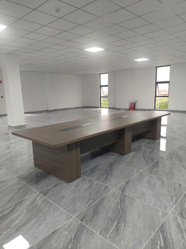 Bàn họp thiết kế yêu cầu