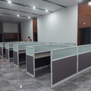 Cụm bàn vách ngăn kính 8 người
