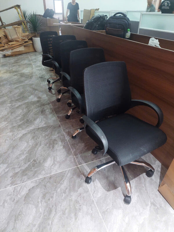 Giao lắp ghế xoay văn phòng nhân viên tại HCM