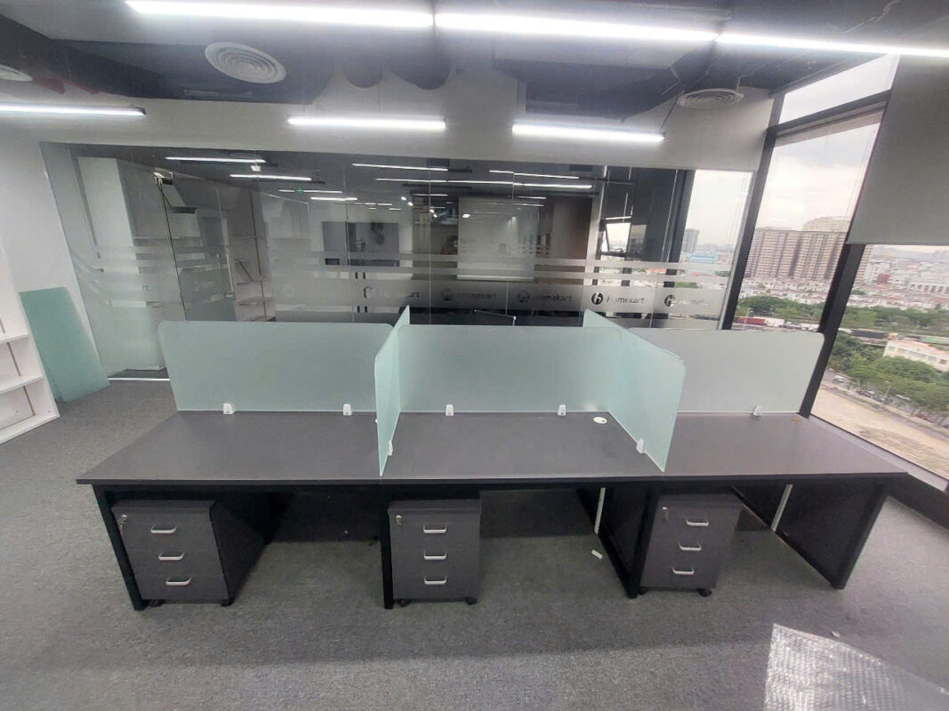 Giao cụm bàn làm việc vách ngăn ở quận 7