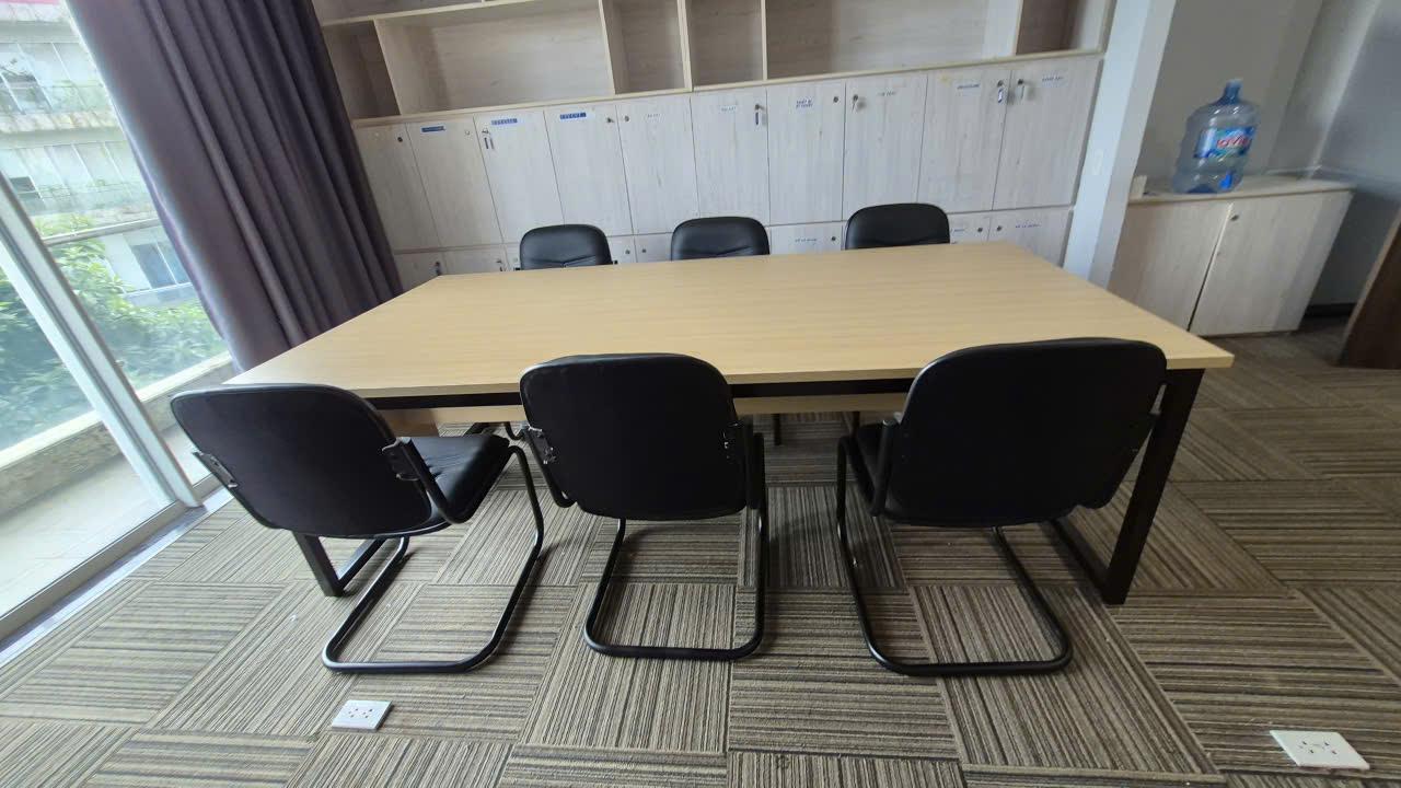 Giao bàn họp chân sắt ở quận 2