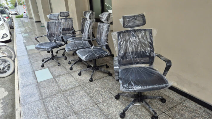 Giao ghế văn phòng có tựa đầu ở quận 1