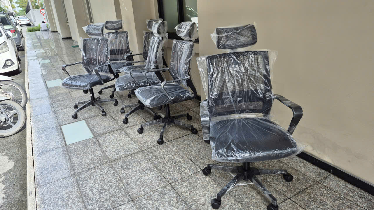 Giao ghế văn phòng có tựa đầu ở quận 1